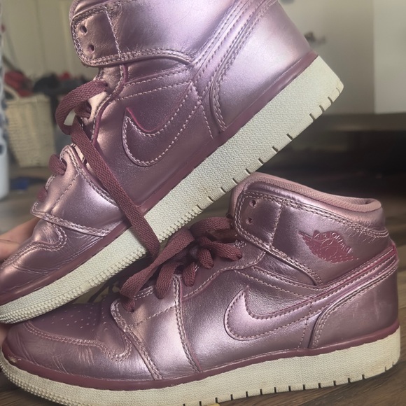 Air Jordans Pink barely warn size 6Y - Picture 2 of 3